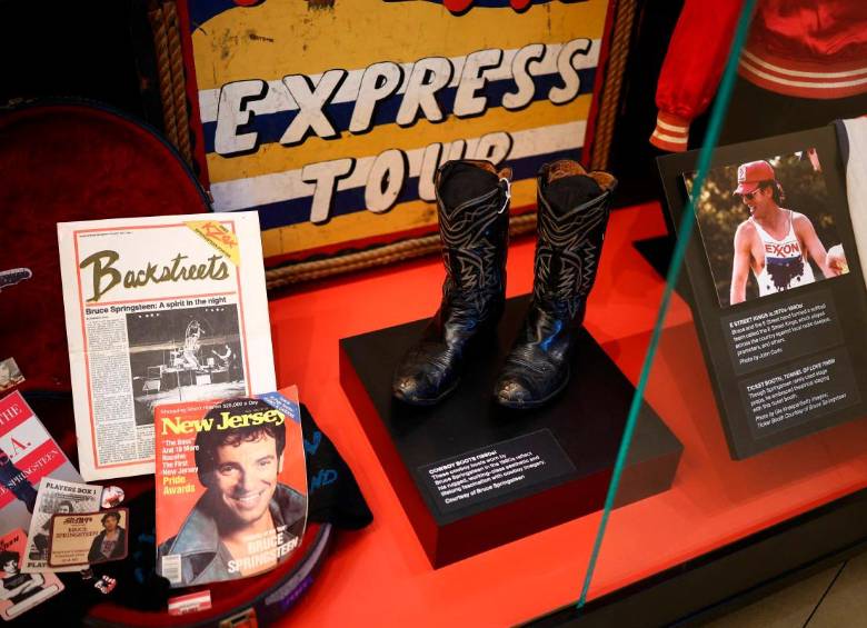 Un par de botas de vaquero se exhiben durante una presentación a la prensa del “Centro Bruce Springsteen para la Música Estadounidense” en el campus de la Universidad de Monmouth en West Long Branch, Nueva Jersey. Foto Afp