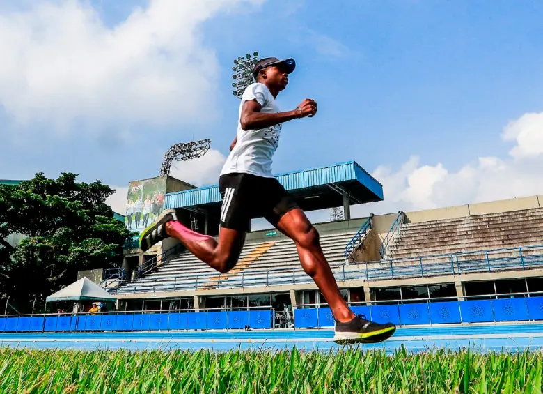 Los amantes del deporte pueden asistir a varios lugares al aire libre para ejercitarse en la ciudad. El estadio de atletismo Alfonso Galvis, de la unidad deportiva Atanasio Girardot, es uno de ellos. FOTO: Juan Antonio Sánchez