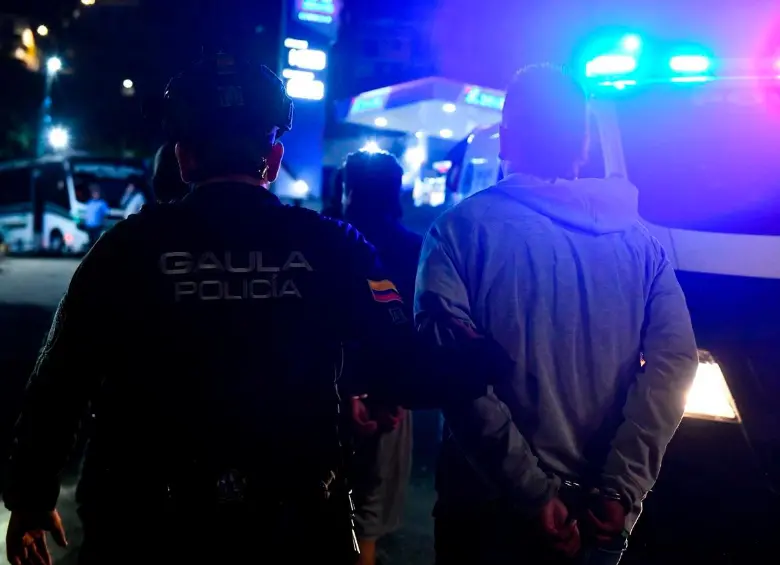 Las capturas se hicieron mediante varios allanamientos efectuados en la zona nororiental de Medellín. FOTO: MEVAL