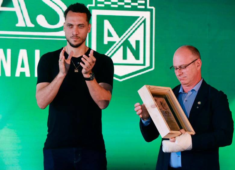 Hélio Neto junto al presidente de Chapecoense. FOTO MANUEL SALDARRIAGA