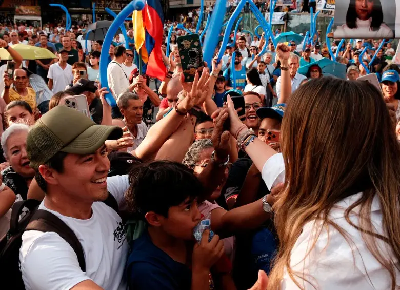 Concentración en la Plaza de Bolívar de Armenia durante el cierre de la visita de la candidata al Eje Cafetero. FOTO CORTESÍA. 