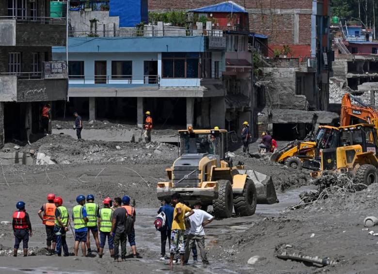 Equipos de emergencia trabajan en las zonas afectadas por las inundaciones en Nepal, mientras continúan las labores de búsqueda de desaparecidos tras la tragedia en el Himalaya. FOTO: AFP. 