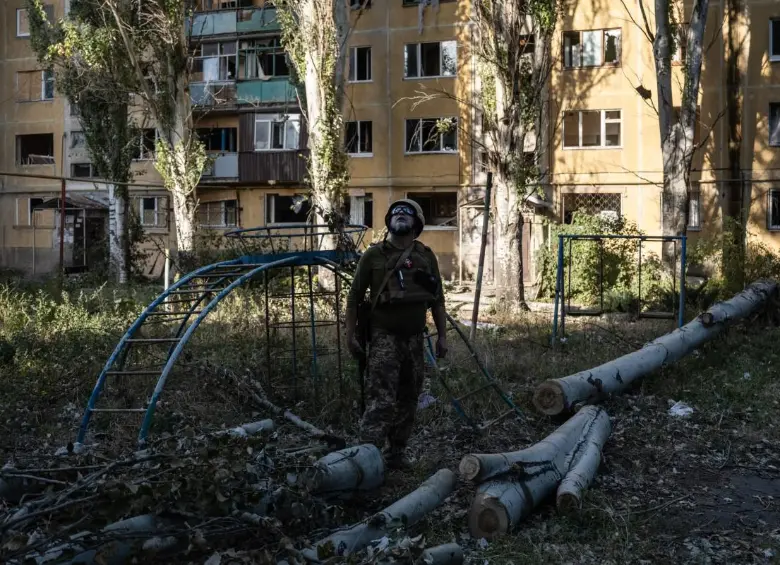 Un militar ucraniano patrulla en Kostyantynivka, región de Donetsk, en la línea de frente del conflicto con Rusia, el 21 de septiembre de 2025. Imagen: AFP.