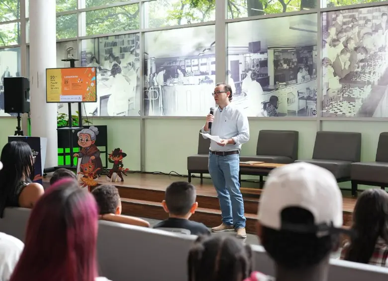 “Esta conmemoración nos brinda la oportunidad de realizar no solo una celebración en sí misma, sino también un homenaje a sus protagonistas: los libreros", dijo el secretario de Cultura Ciudadana, Santiago Silva. FOTO Alcaldía de Medellín