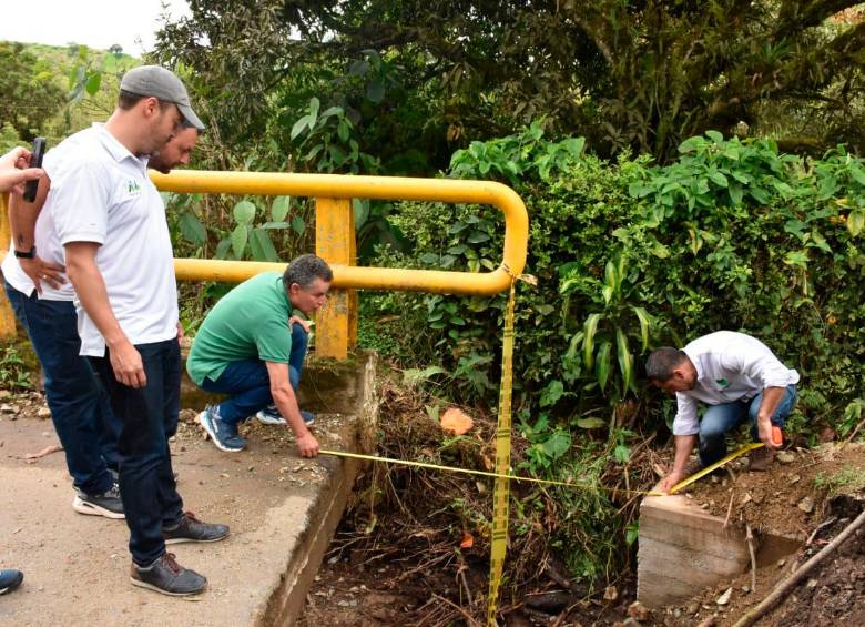 El gobernador Aníbal Gaviria estuvo en la zona afectada por la falla geológica. Foto Gobernación