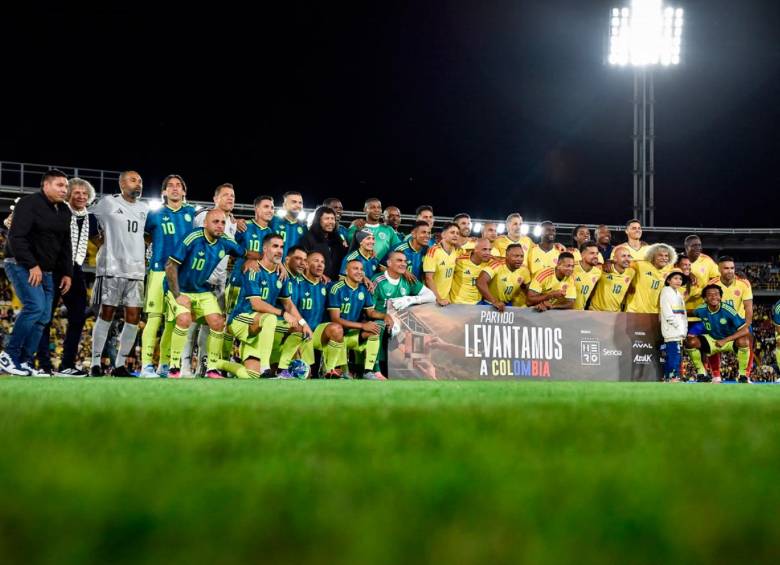 Los referentes del fútbol colombiano se unieron en El Campín para jugar por los damnificados que dejó el terremoto del pasado 10 de agosto. FOTO CORTESÍA COLPRENSA-CRISTIAN BAYONA