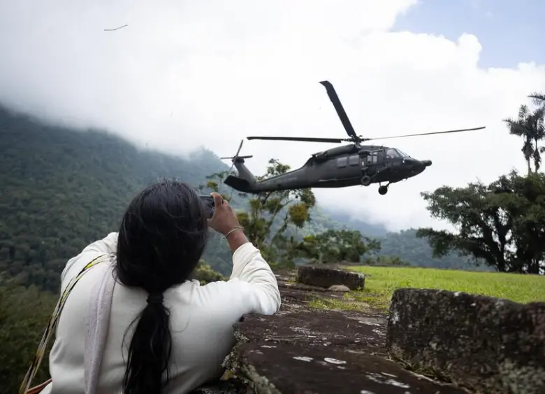 Indígena de la Sierra Nevada fotografiando un helicóptero. FOTO: COLPRENSA