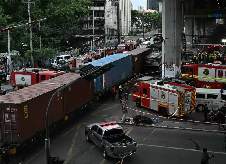 El accidente entre un tren y un autobús provocó un incendio en una concurrida zona de Bangkok. FOTO: AFP.