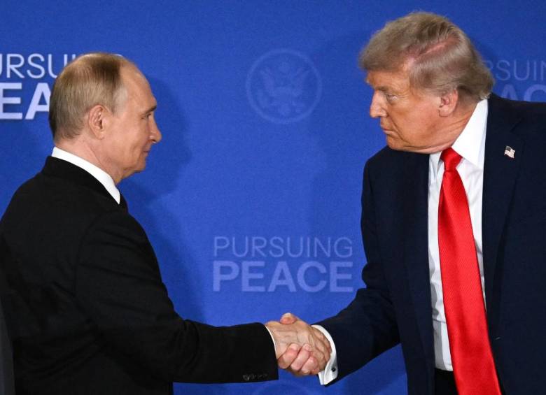 El presidente estadounidense Donald Trump y el presidente ruso Vladimir Putin, se dieron la mano al final de la cumbre sobre Ucrania en la base militar Elmendorf-Richardson, en Anchorage, Alaska. Imagen: AFP.