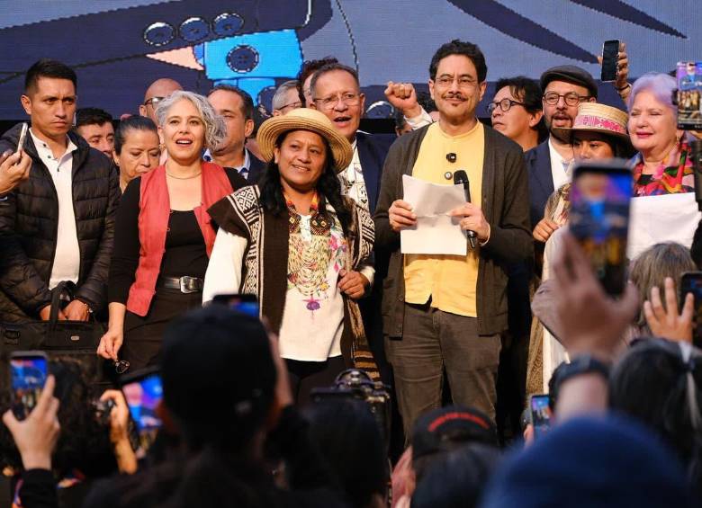 Iván Cepeda en tarima junto a Aida Quilcué y otras figuras del petrismo como María José Pizarro y Gloria Flórez. Foto: Redes sociales.