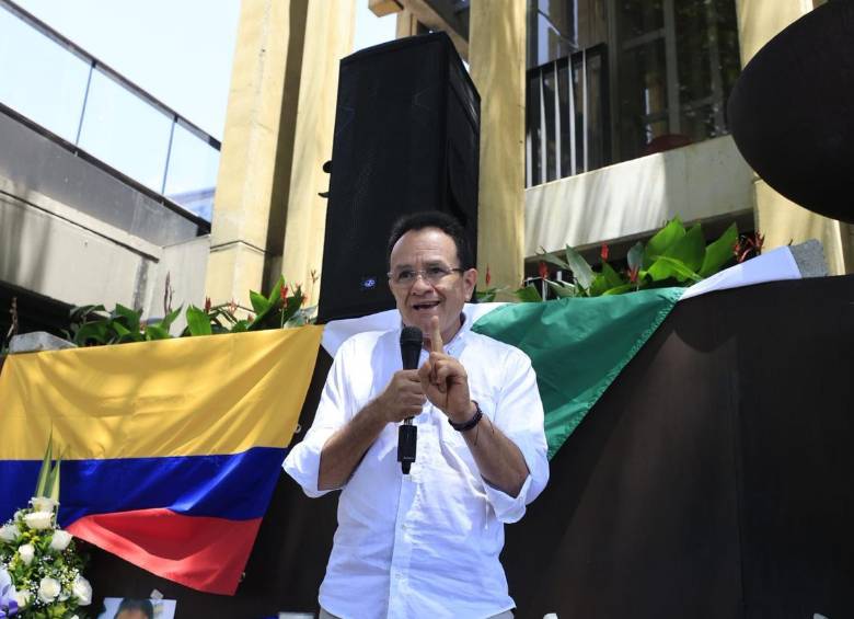 El gremio periodístico de Antioquia recordó a Mateo Pérez Rueda con una velatón y actos simbólicos en defensa de la libertad de prensa. Foto: Camilo Súarez