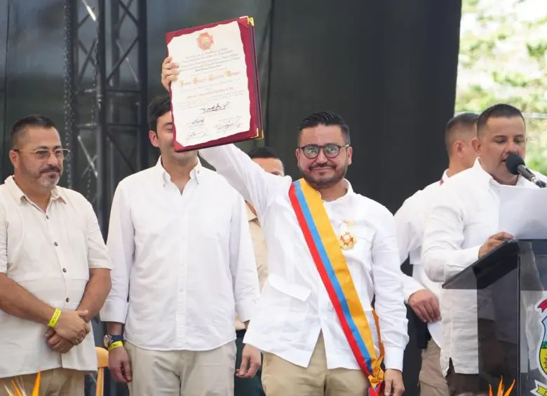 Jorge Eliécer Laverde Vargas asumió como contralor general de la República durante una ceremonia realizada en La Dorada, Caldas, su municipio de origen. FOTO: Ministerio del Interior.