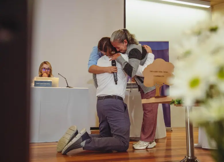 Este abrazo se dio en medio de una audiencia de de consolidación de verdad y determinación de medidas de reparación de la Jurisdicción Especial para la Paz. Foto: JEP. 