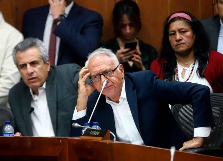 El ministro del Interior, Luis Fernando Velasco (izquierda en la foto), sugirió que la nueva reforma se presente con mensaje de urgencia. FOTO: Colprensa