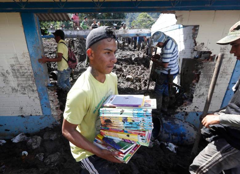 Habitantes de la comunidad ayudaron a salvar parte del equipamiento de la escuela. FOTO: MANUEL SALDARRIAGA