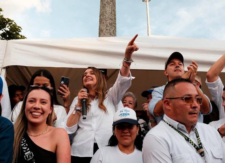 Paloma Valencia durante su intervención en Manizales, donde presentó su propuesta de seguridad y desarrollo regional. FOTO CORTESÍA 