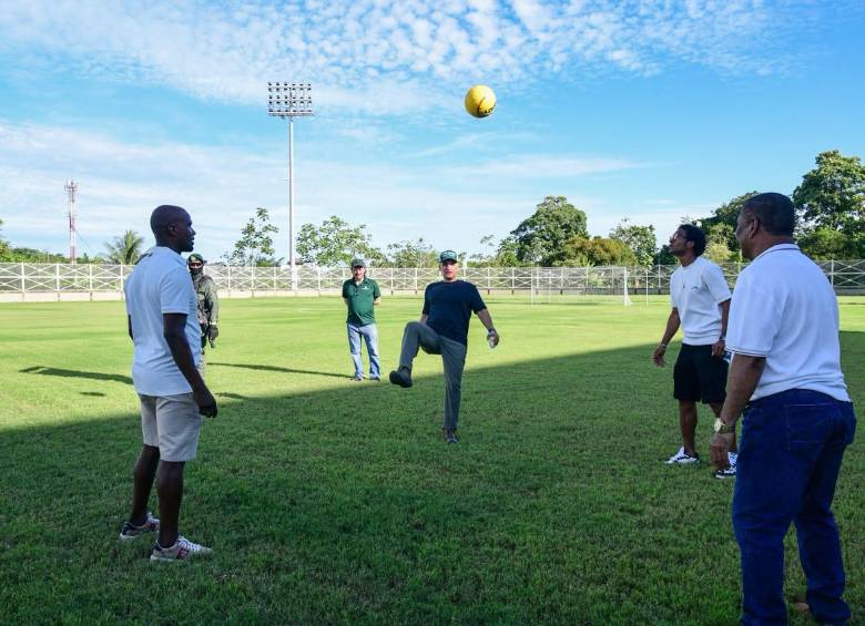 Juan Guillermo Cuadrado, el gobernador Andrés Julián Rendón y otros en la inauguración de la cancha que lleva su nombre en Necoclí. Foto: cortesía