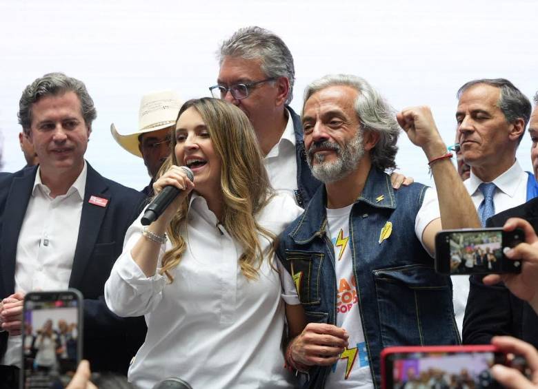 Paloma Valencia con Juan Daniel Oviedo y otros candidatos de la Gran Consulta por Colombia. Foto: Redes sociales.