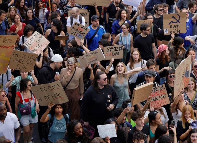 Las protestas estudiantiles se han extendido por varias ciudades de Francia, con bloqueos, enfrentamientos y daños en centros educativos. FOTO: AFP.