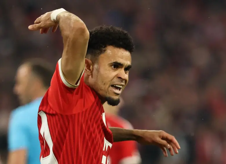Luis Díaz reaccionó con evidente molestia contra el árbitro Joao Pinheiro tras una jugada polémica en la semifinal de Champions League entre Bayern Múnich y PSG. FOTO: AFP.