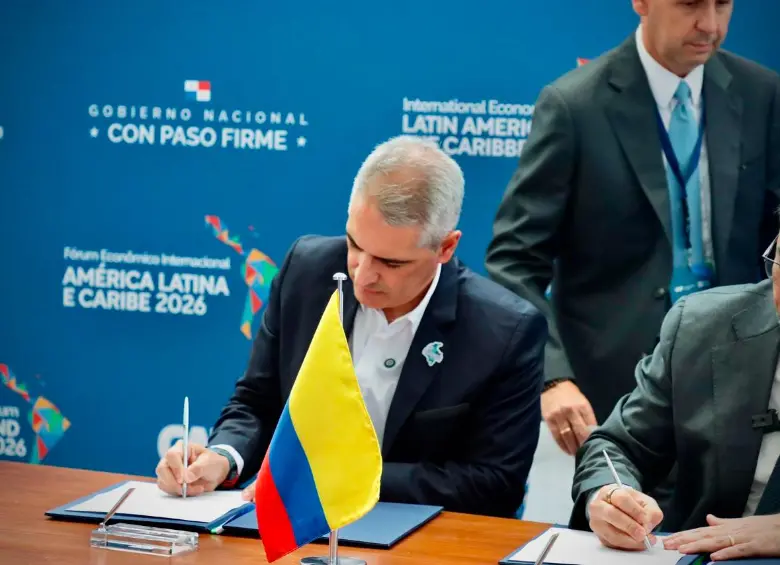El gobernador Andrés Julián Rendon durante la firma del convenio con la CAF este jueves. FOTO: Cortesía Gobernación de Antioquia
