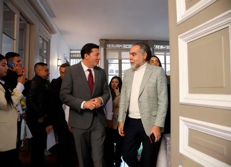 El registrador Hernán Penagos (izquierda) respondió directamente a Benedetti (derecha) y precisó que la Registraduría Nacional del Estado Civil no ha recibido información oficial sobre el caso y que esperan evidencias para investigarlo. FOTO: MININTERIOR