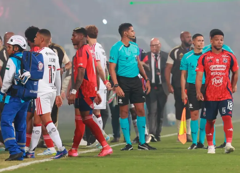 Los jugadores del DIM y Flamengo con caras largas retirándose a los vestuarios. FOTO MANUEL SALDARRIAGA