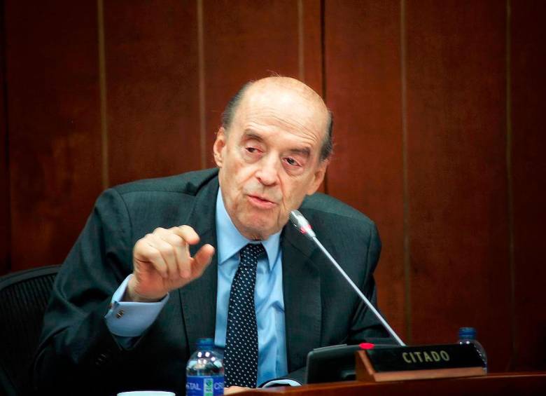 El canciller, Álvaro Leyva, tuvo que asistir a un debate de control político en la Comisión Séptima del Senado. FOTO: Cortesía