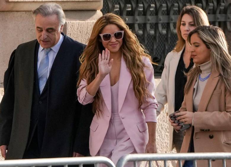 La cantante colombiana Shakira (segunda por la izquierda) llega con su abogado Pau Molins (izq.) al Tribunal Superior de Justicia de Cataluña para su juicio por fraude fiscal, en Barcelona, el 20 de noviembre de 2023. Ahora, los tribunales españoles han ordenado a la Hacienda Pública que reembolse a la artista más de 55 millones de euros que fueron cobrados indebidamente. FOTO: AFP.
