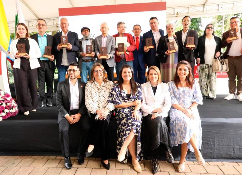 Miembros de la Junta Directiva del Club de la Prensa de Medellín y ganadores del premio Manuel del Socorro Rodríguez en las distintas categorías. FOTO CORTESÍA CLUB PRENSA ESCUELA