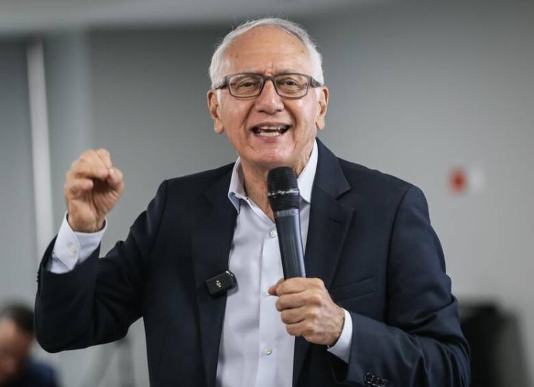Le llueven criticas al ministro de Salud, Guillermo Alfonso Jaramillo, por decir que experimentaron con los colombianos al aplicarles el tipo de vacunas que recibieron. Foto: Colprensa. 