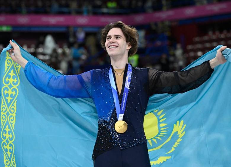 Mikhail Shaidorov celebra su histórica medalla de oro en los Juegos Olímpicos de Invierno Milano Cortina 2026, donde sorprendió al imponerse en la final masculina de patinaje artístico. FOTO: WANG Zhao / AFP.