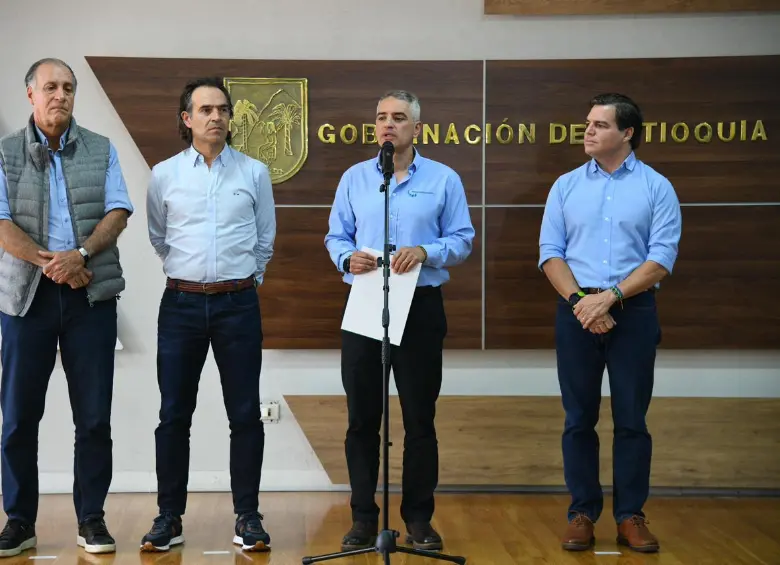 En el micrófono, el gobernador de Antioquia Andrés Rendón. A su izquierda, el alcalde de Medellín Federico Gutiérrez. FOTO: Cortesía