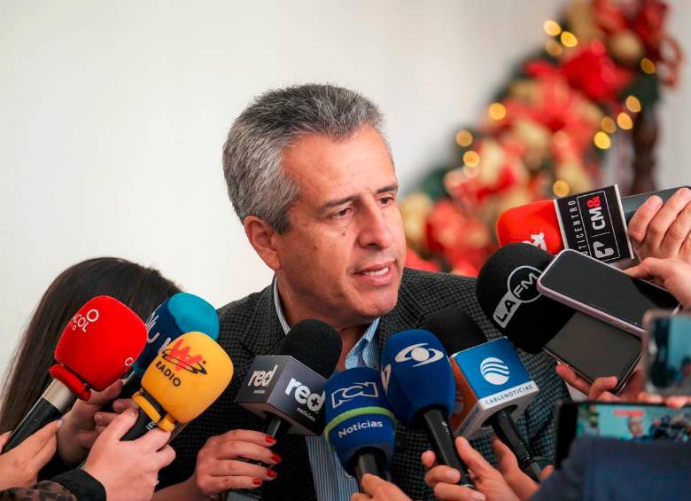 El ministro del interior, Fernando Velasco, pidió la renuncia protocolaria de todos sus directores. FOTO: COLPRENSA