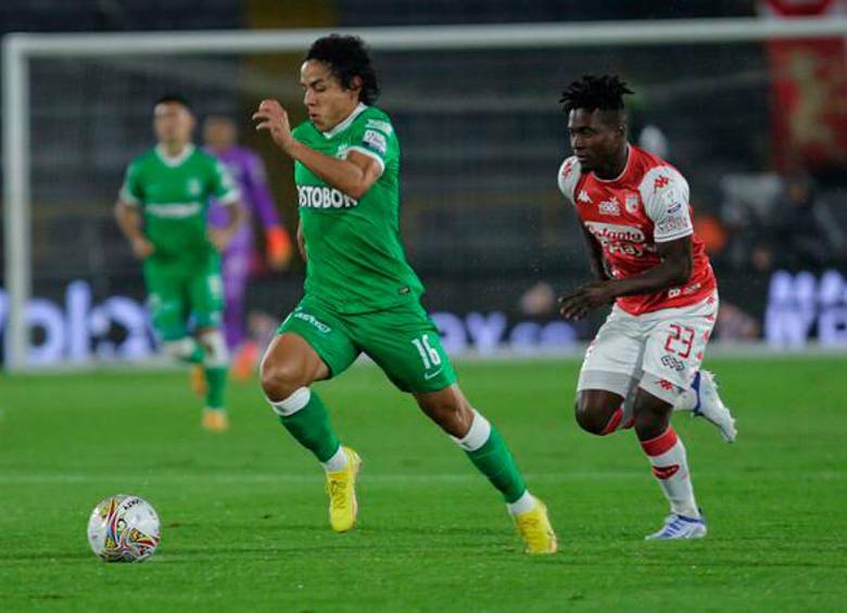 Daniel Mantilla (izquierda) hizo el pase que derivó en el gol de Andrés Felipe Román, que decretó el 1-1 final. FOTO Colprensa