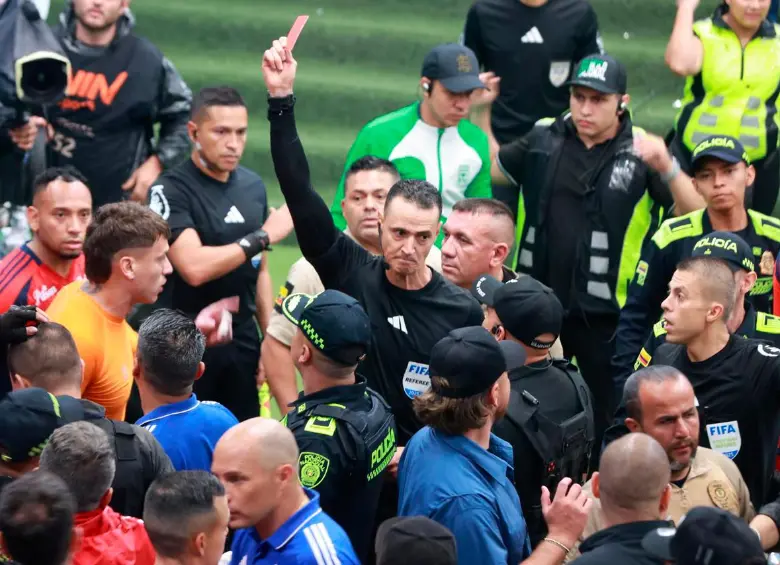 El arquero Washington Aguerre recibió tarjeta roja por parte del juez Wilmar Roldán cuando ingresaba a los camerinos. Foto: Manuel Saldarriaga