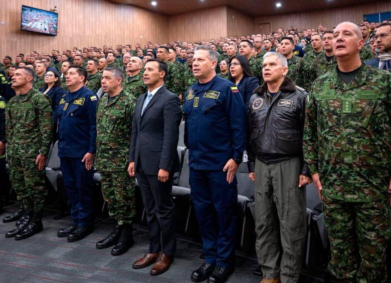 El ministro de Defensa, Pedro Sánchez, y la cúpula militar, presentaron en Bogotá el Comité de Revisión Estratégica e Innovación (CREI). FOTO: CORTESÍA MINDEFENSA.