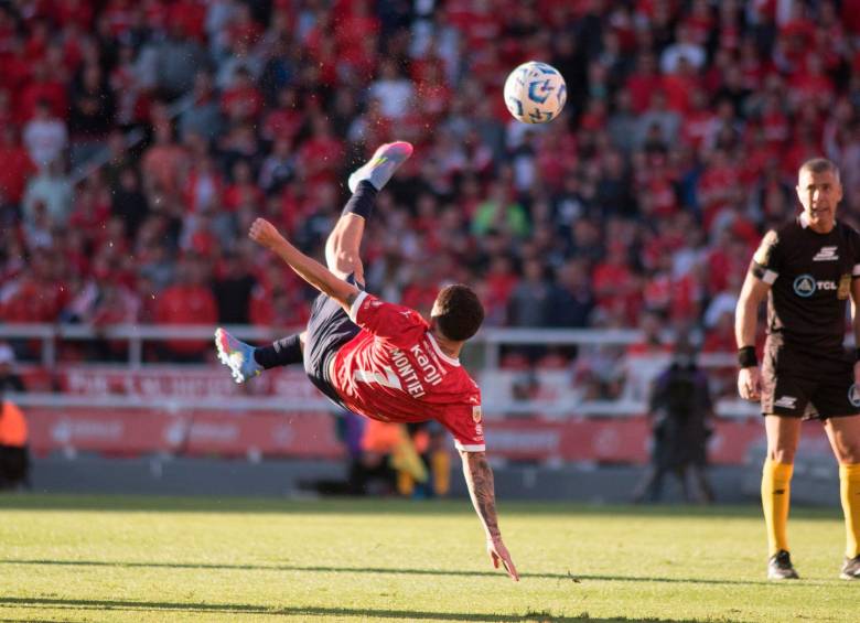 Imagen de la acrobática chilena de Santiago Montiel que terminó en golazo para la victoria de Independiente en Argentina. FOTO: Tomada de X @Independiente