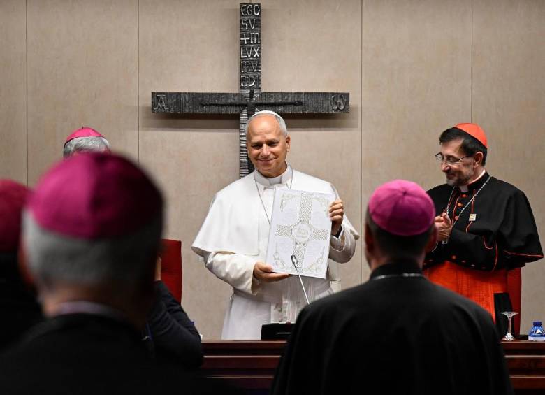El papa León XIV interviene durante su visita oficial a España, donde condenó los abusos sexuales en la Iglesia, defendió los derechos de los migrantes y llamó a proteger la vida humana desde la concepción hasta la muerte natural. FOTO: AFP.