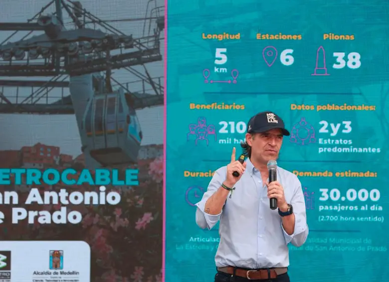 El alcalde de Medellín, Federico Gutiérrez, hizo el anuncio de este nuevo cable, el séptimo en el Valle de Aburrá, en medio de los aplausos de los habitantes que asistieron a este evento. FOTO: MANUEL SALDARRIAGA