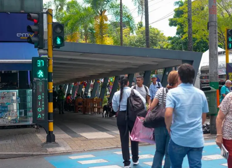 Los semáforos les avisan a los usuarios el mejor momento para pasar; también son una alerta para los conductores. FOTO: ALCALDÍA 