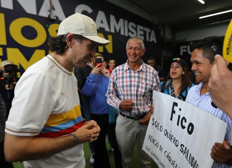 Emotivo encuentro entre Federico Gutiérrez y Germán David Parrado, un joven sordo de 18 años oriundo del municipio de Cáqueza. FOTO: Cortesía Alcaldía de Medellín