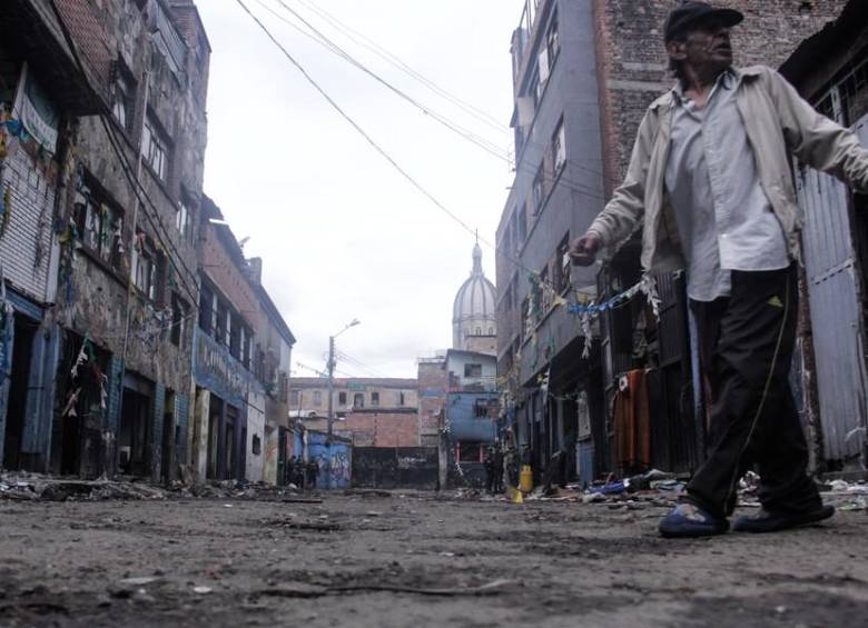Una de las calles destruídas de el Bronx, en Bogotá; llena de tierra y edificios abandonados. FOTO: COLPRENSA