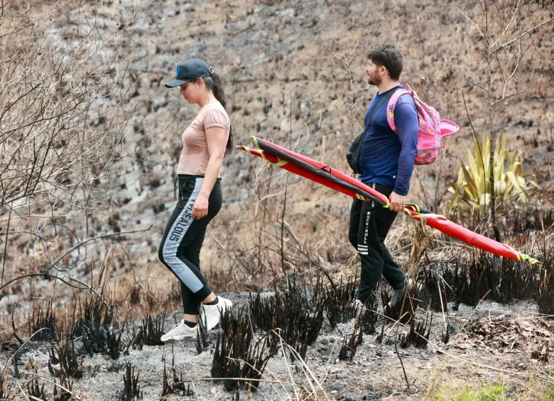 El incendio ocurrió justo al lado del sendero que usan cientos de paisas diariamente. Foto: Manuel Saldarriaga.