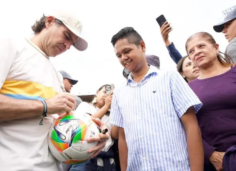 En el encuentro estuvieron los padres del joven y su hermana, quienes recorrieron con él la travesía para conocer al mandatario. FOTO: Cortesía Alcaldía de Medellín
