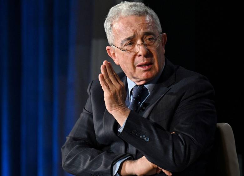 Mientras una sentencia en primera instancia determinó que el expresidente Álvaro Uribe Vélez era culpable de fraude procesal y soborno en actuación penal, un fallo del Tribunal Superior lo absolvió. Foto: Getty Images