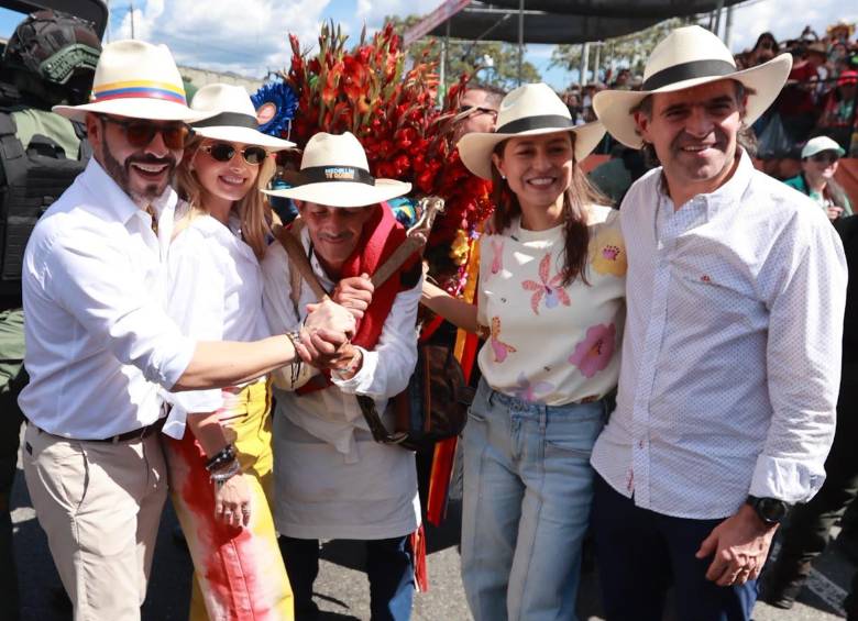Abelardo de la Espriella, presidente de Colombia, junto con el ganador absoluto de la edición 69° del Desfile de Silleteros, John Jairo Grajales Gómez.