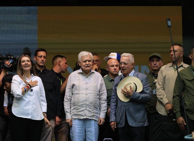 Paloma Valencia acompañada de Jorge Barón y el expresidente Álvaro Uribe. Foto: Camilo Suárez