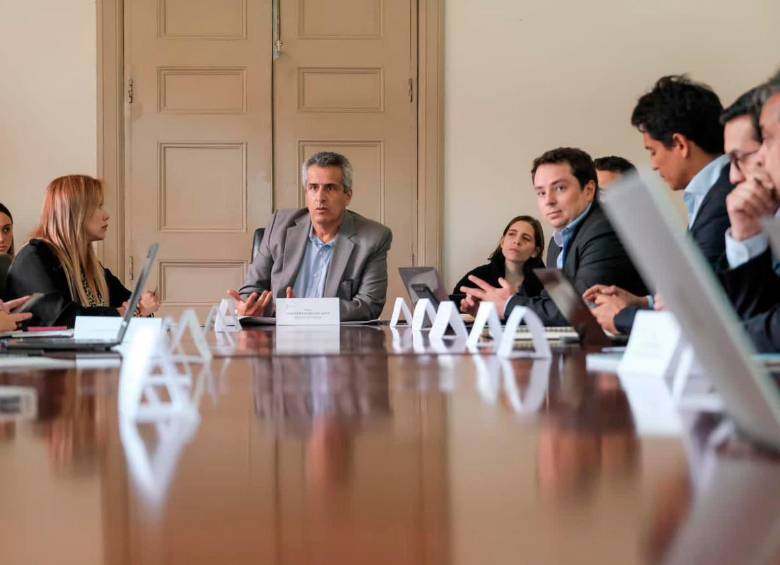 Velasco se refirió al proyecto de sometimiento a la justicia y aseguró que no se descarta que sea una reforma a la Ley de Justicia y Paz: “No se ha definido claramente si es un proyecto nuevo o es de alguna manera una modernización de la Ley de Justicia y Paz”. FOTO: MININTERIOR