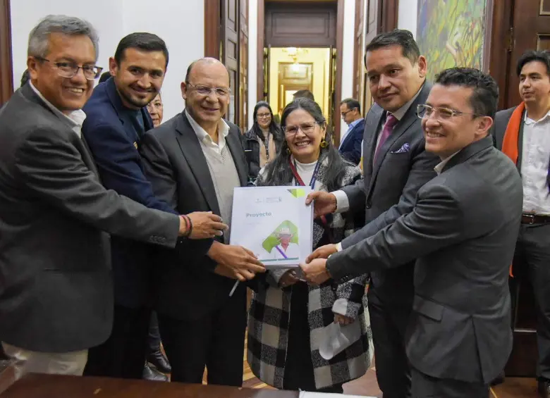 Desde el Congreso de la República, el Gobierno Nacional radicó el proyecto de ley del Presupuesto General de la Nación 2027, por $575,6 billones, equivalente al 27% del PIB. Foto: MinHacienda